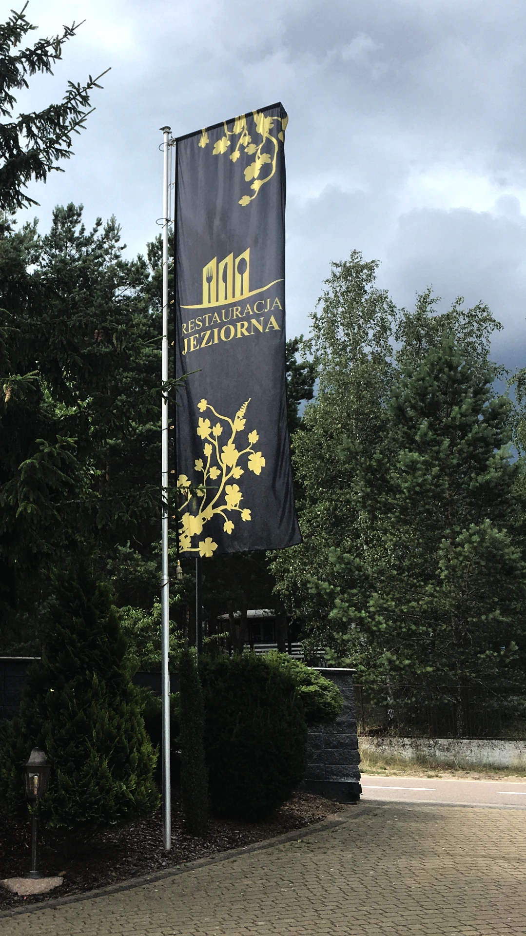Flaga z logo restauracji Jeziorna wykonana z poliestru